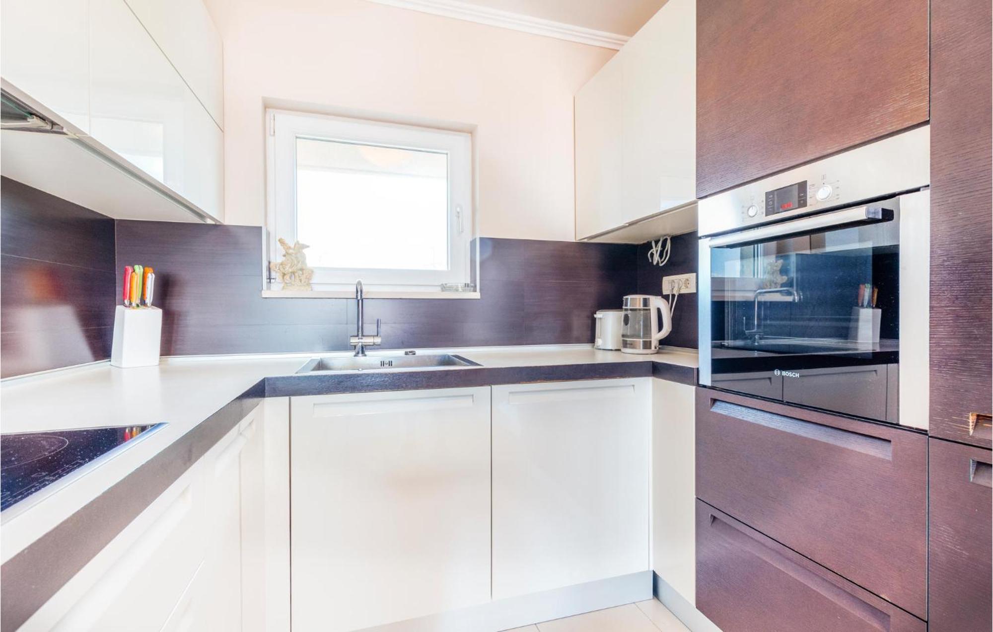 Beautiful Apartment In Split With Kitchen Buitenkant foto