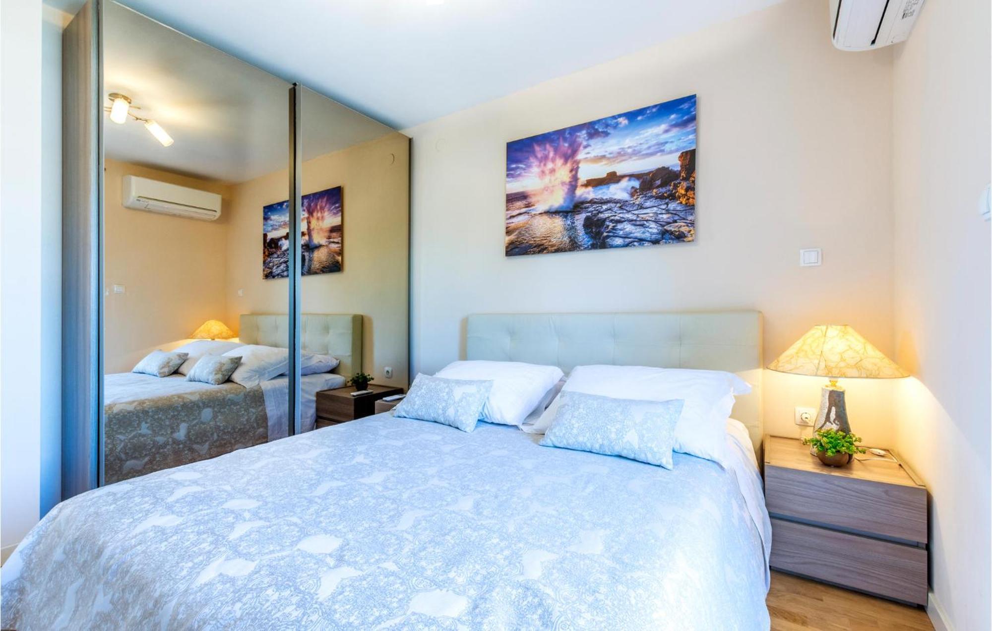Beautiful Apartment In Split With Kitchen Buitenkant foto